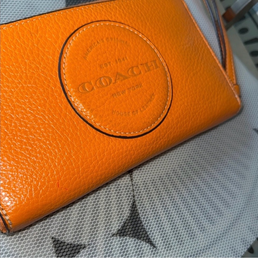 ✨💎EUC💎✨COACH PEBBLED LEATHER LARGE WRISTLET! - Picture 8 of 10